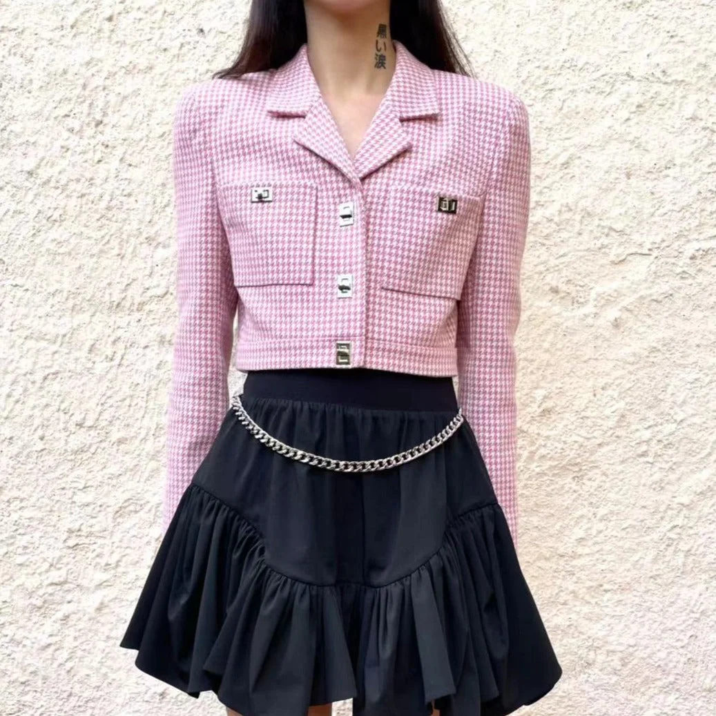 A Short Suit Jacket Woman with A Small Fragrant Plaid Collar