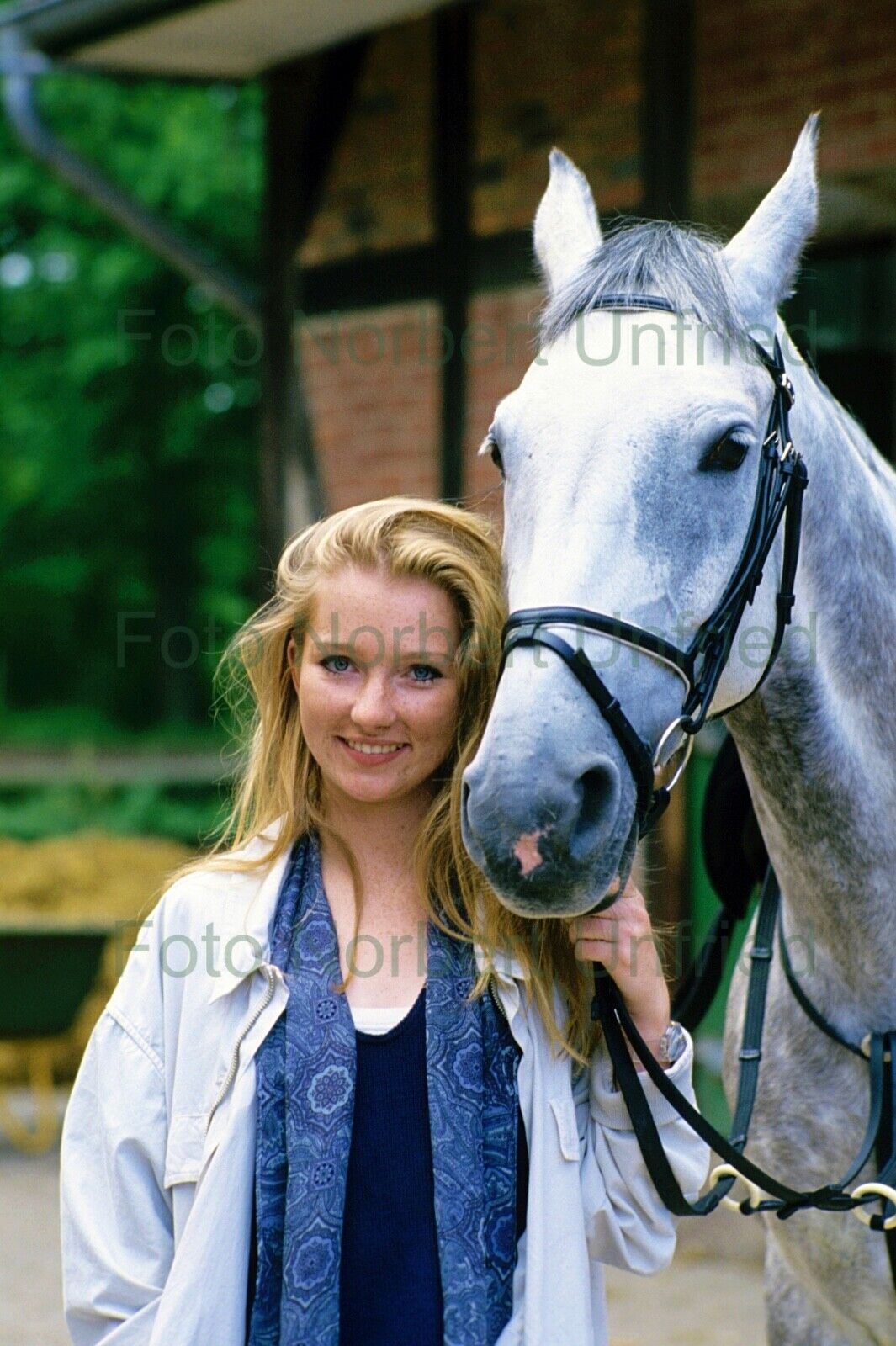 Katja Studt with Horse - Film TV - 20 X 30 CM Photo Poster painting Not Signed Nr 2-9