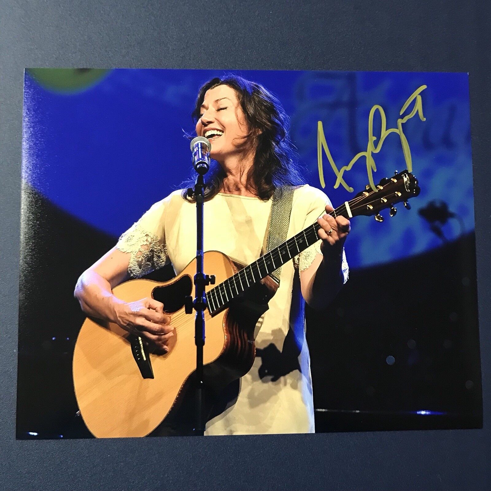 AMY GRANT SIGNED 8x10 Photo Poster painting SIGNED CHRISTIAN SINGER AUTOGRAPHED AUTHENTIC COA