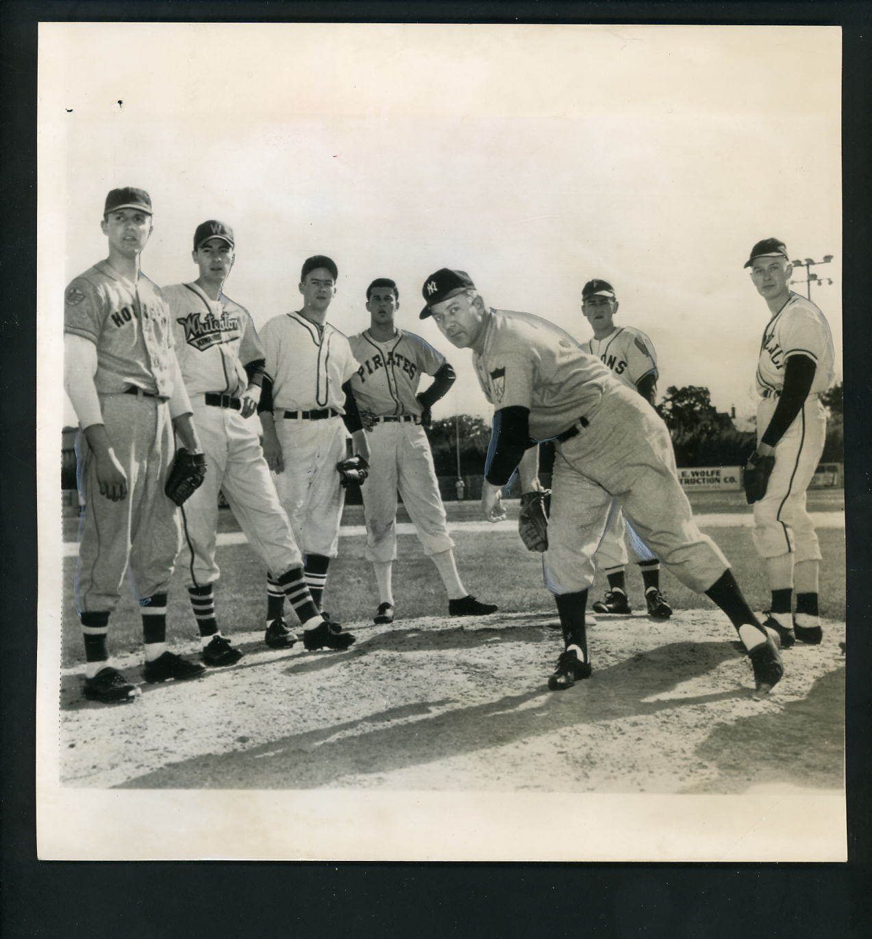 Ed Lopat demonstrates pitching motion 1952 Press Photo Poster painting New York Yankees