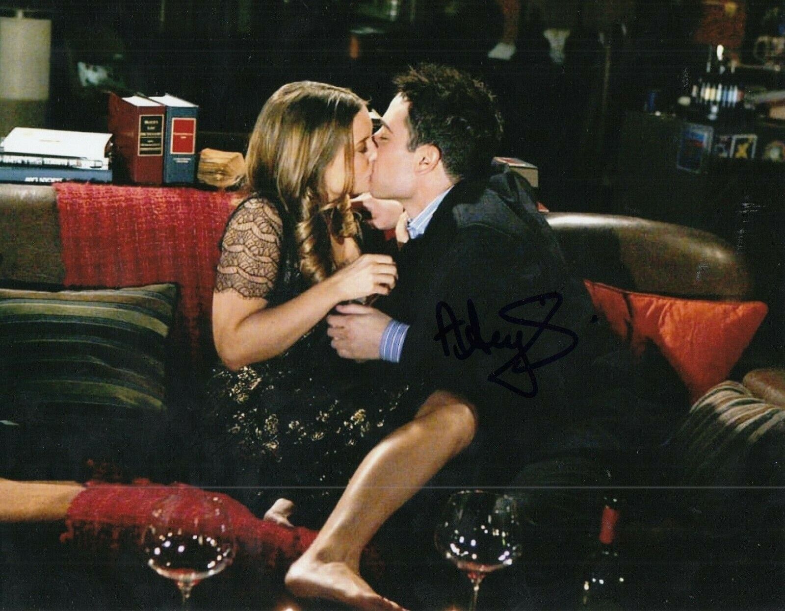 ASHLEY WILLIAMS signed (HOW I MET YOUR MOTHER) TV Show 8X10 *Victoria* W/COA