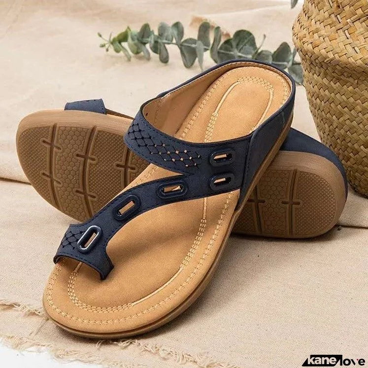 Women's Casual Sandals And Slippers With Flat Bottomed Flip Flops And Hollow Buckle Pattern