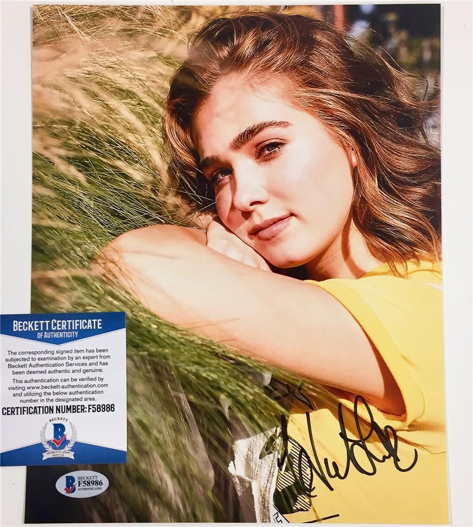 HALEY LU RICHARDSON Signed 8x10 Photo Poster painting ~ Beckett BAS COA ~Edge of Seventeen SPLIT