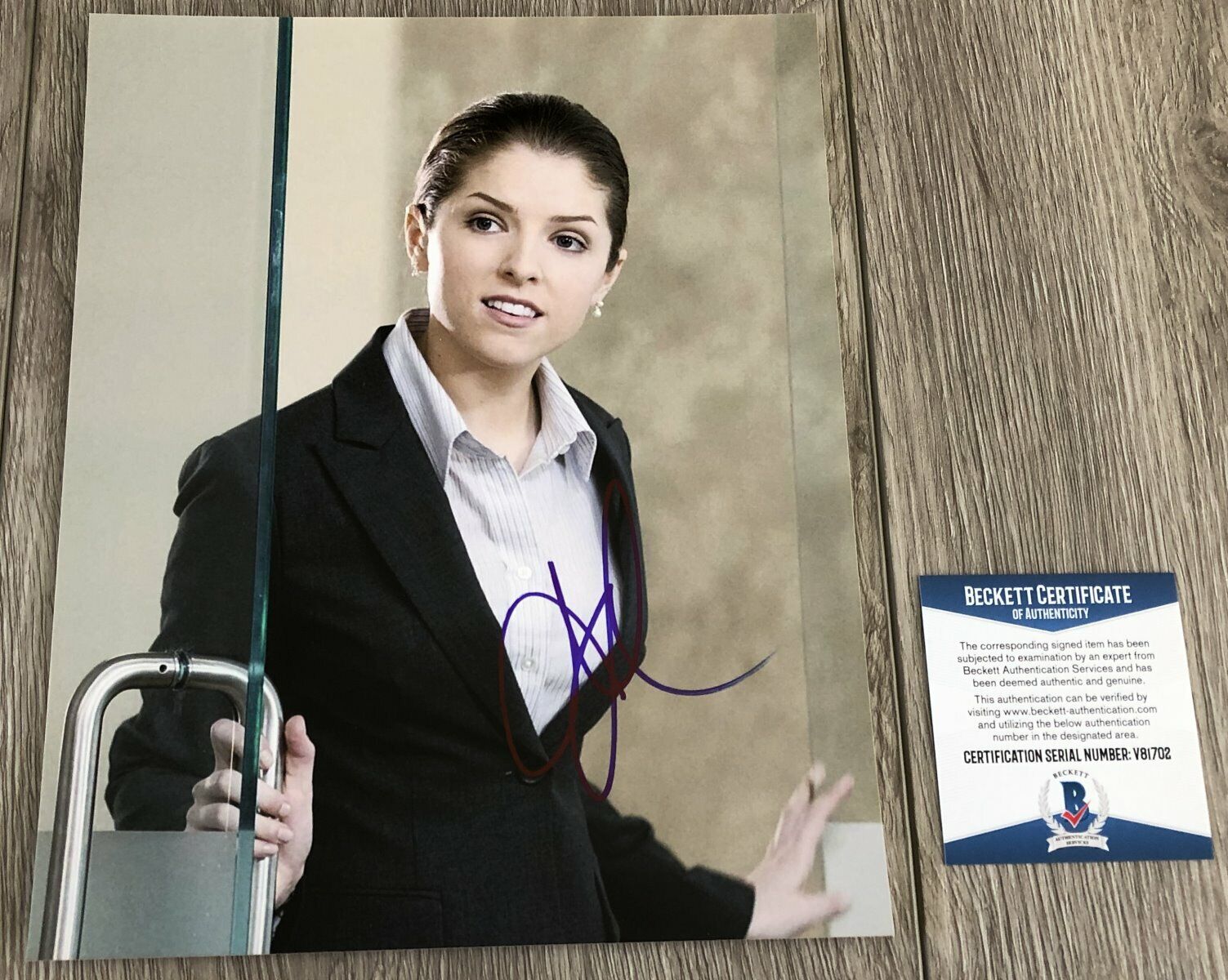 ANNA KENDRICK SIGNED UP IN THE AIR TWILIGHT 8x10 Photo Poster painting A w/PROOF BECKETT BAS COA