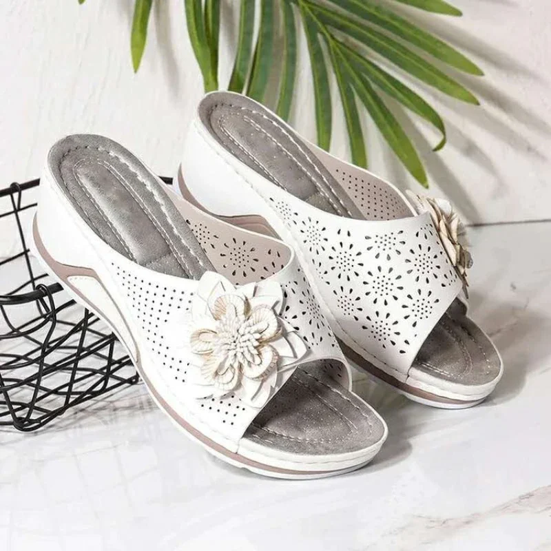 Qengg New Women's Slippers Casual Flower Hollow Wedge Beach Shoes Outdoor Fashion Platform Comfortable Non-slip Sandals Chinelo Macio