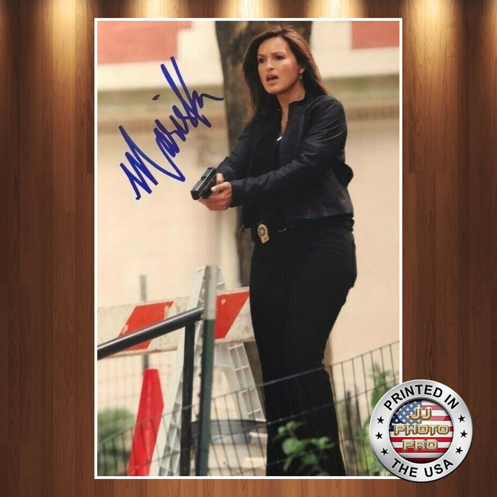 Mariska Hargitay Autographed Signed 8x10 Photo Poster painting (Law and Order SVU) REPRINT