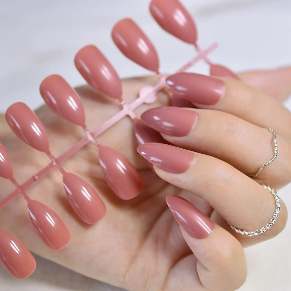 Dusty Cedar Fashion Stiletto False Nails Pointed Sharp Candy Red Fake Nails for daily wear On the Nail Tree 24pcs