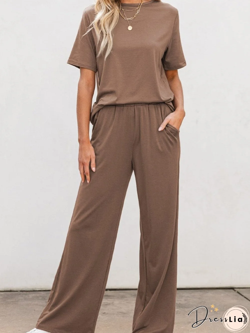 Relaxed and Stylish: Two-Piece Set for Weekend Wear