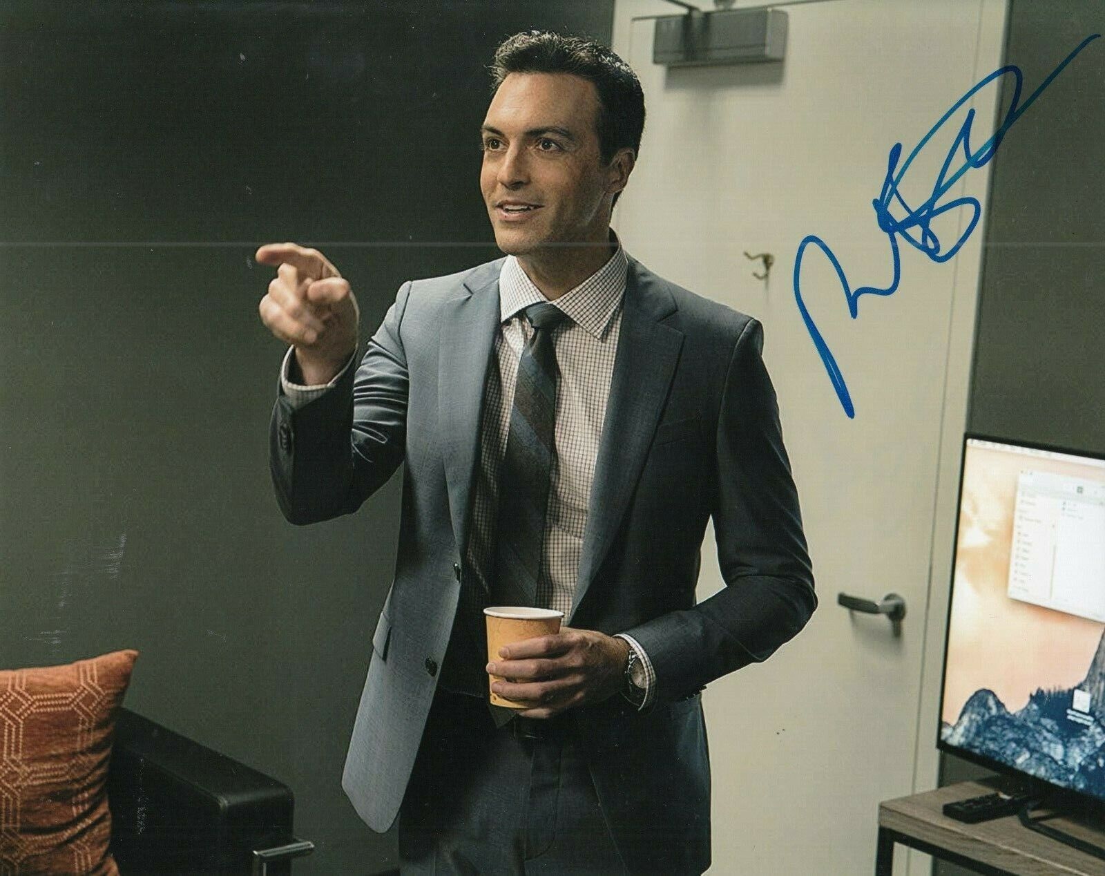 REID SCOTT signed (VEEP) TV SHOW 8X10 autographed Photo Poster painting *Dan Egan* W/COA #2