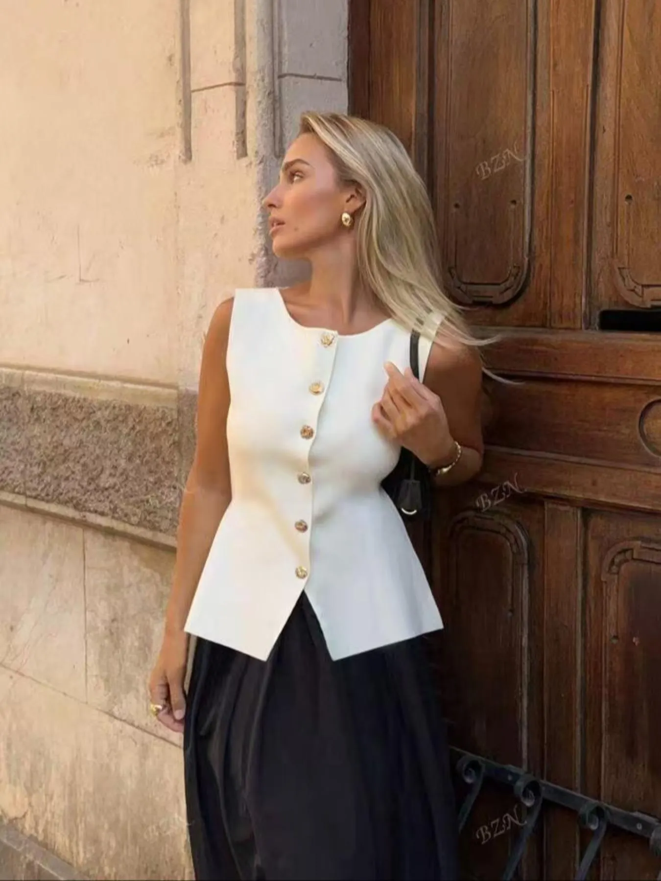 Women's Plain Metal Button Design Elegant Fitted Sweater Vest, Casual Sleeveless Round Neck Knit Top for Spring, Fashion Women's Knitwear for Daily Wear Women's Plain Metal Button Design Elegant Fitted Sweater Vest, Casual Sleeveless Round Neck Knit Top for Spring, Fashion Women's Knitwear for Daily Wear