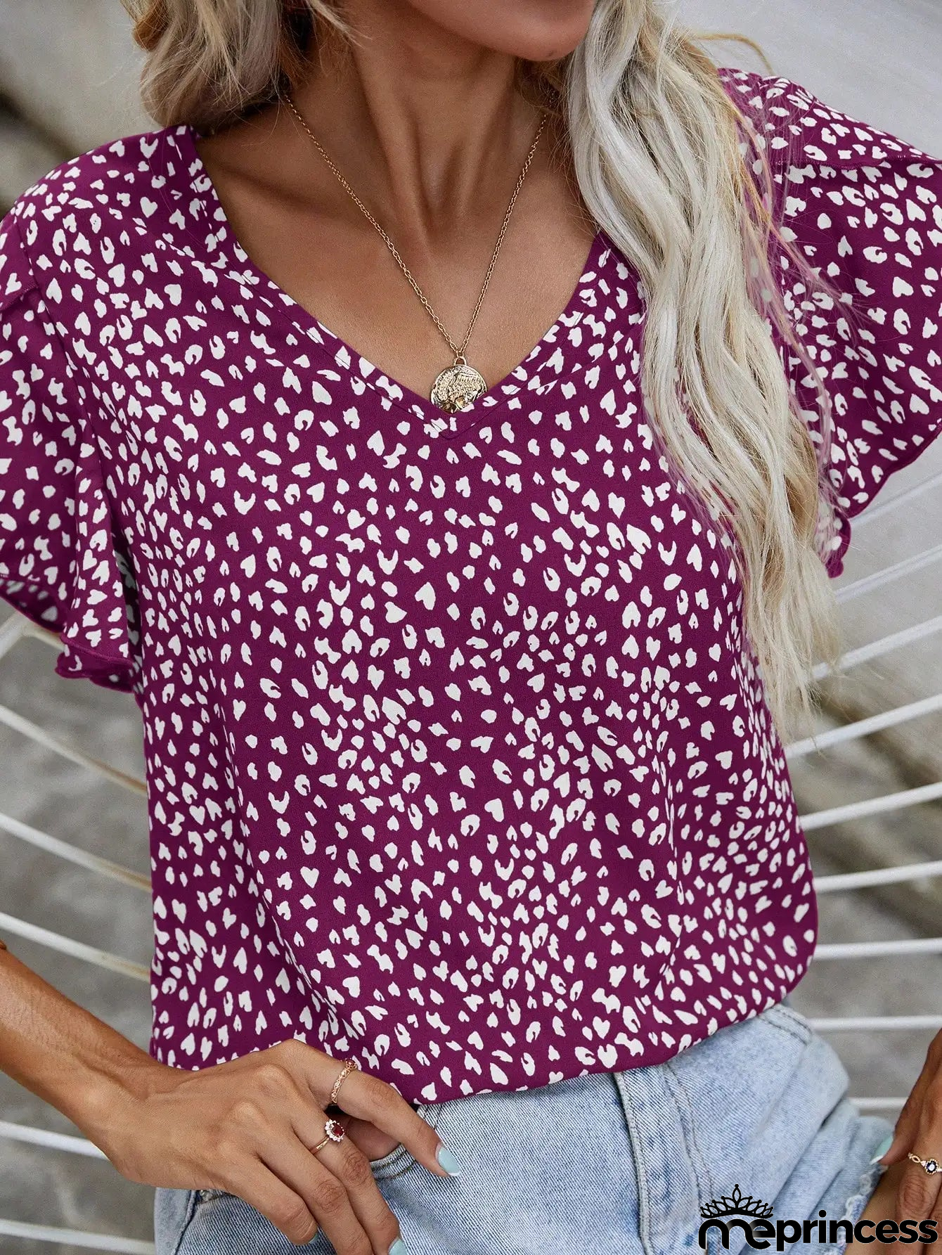 |Short-sleeved summer blouse with slim fit and no collar