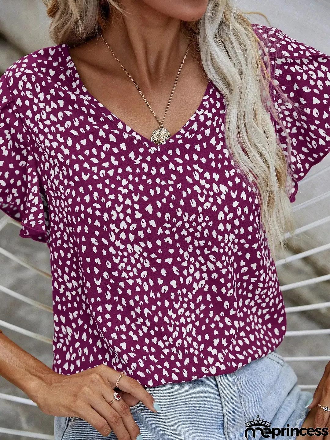 |Short-sleeved summer blouse with slim fit and no collar
