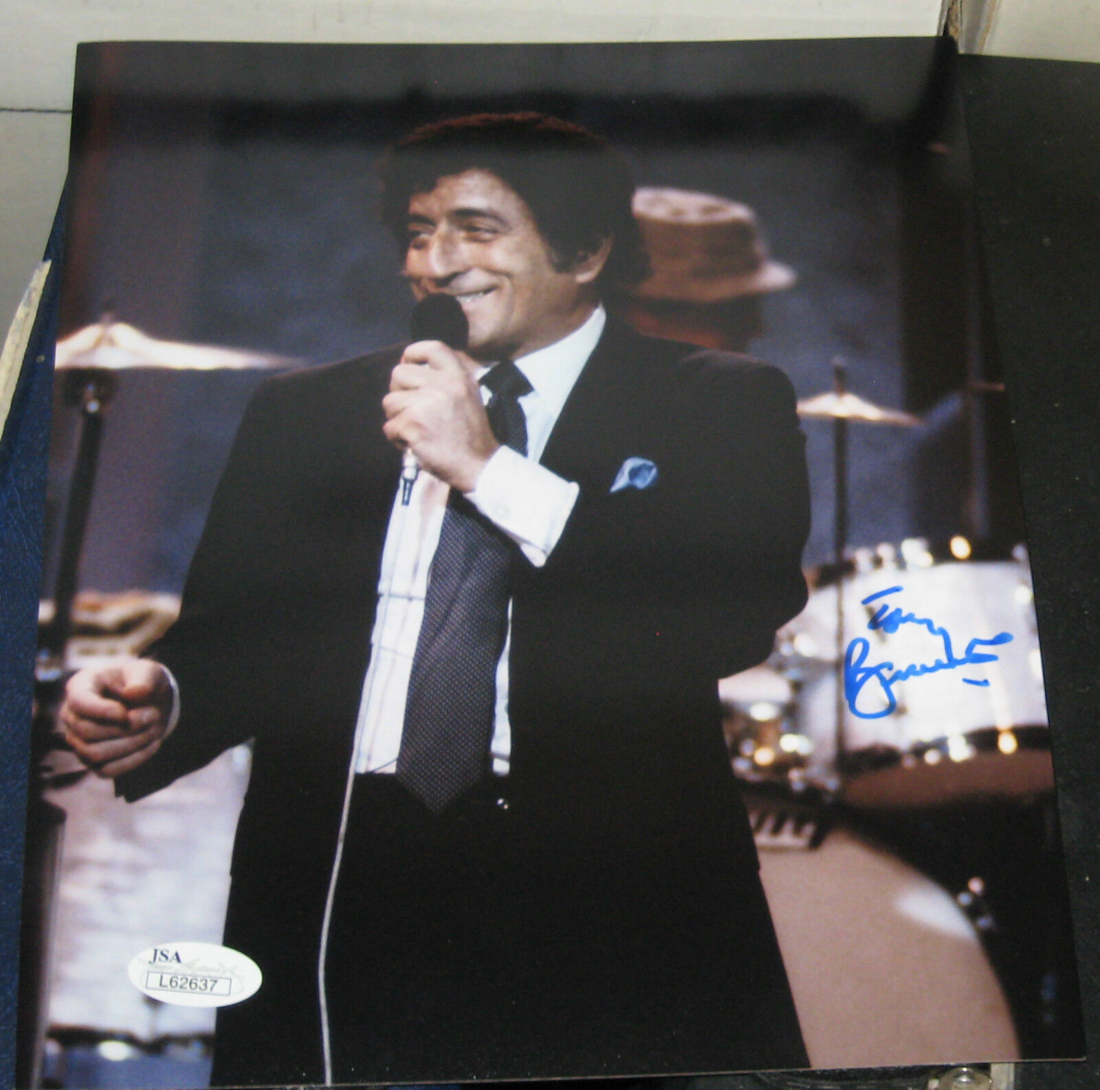 TONY BENNETT POP JAZZ MUSICIAN EMMY WINNER SIGNED 8x10 Photo Poster painting JSA/COA AUTOGRAPHED