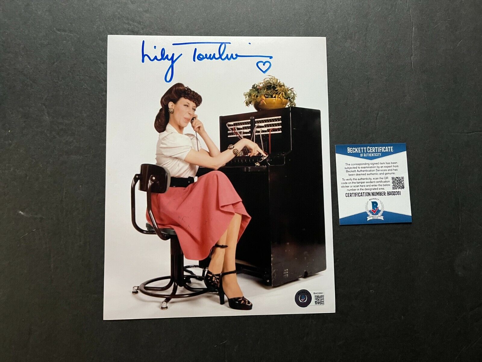 Lily Tomlin Rare signed autographed classic funny 8x10 Photo Poster painting Beckett BAS Coa