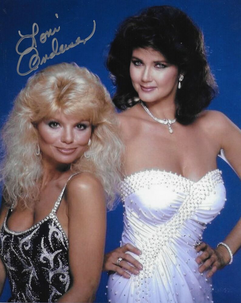 Loni Anderson Signed 8x10 Photo Poster painting - WKRP in Cincinnati BABE - GORGEOUS!!! #30