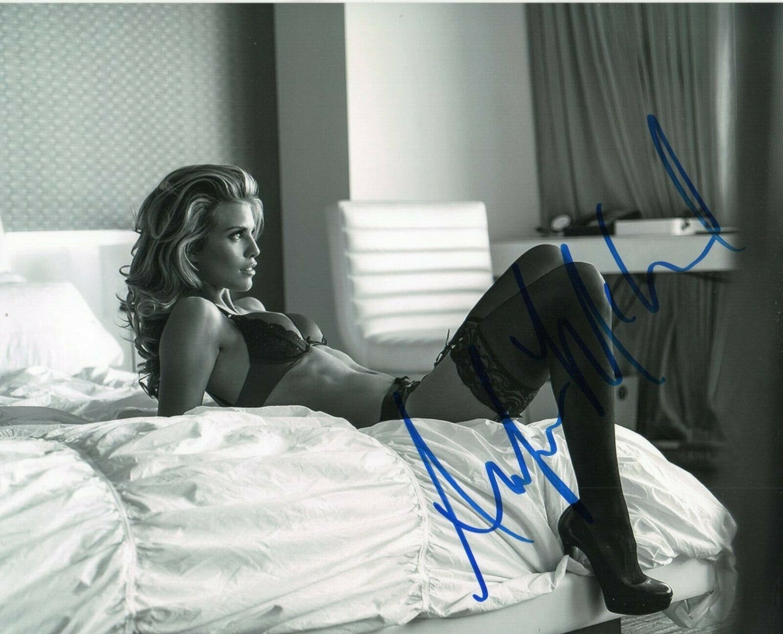 Autographed Annalynne McCord signed 8 x 10 Photo Poster painting Sexy