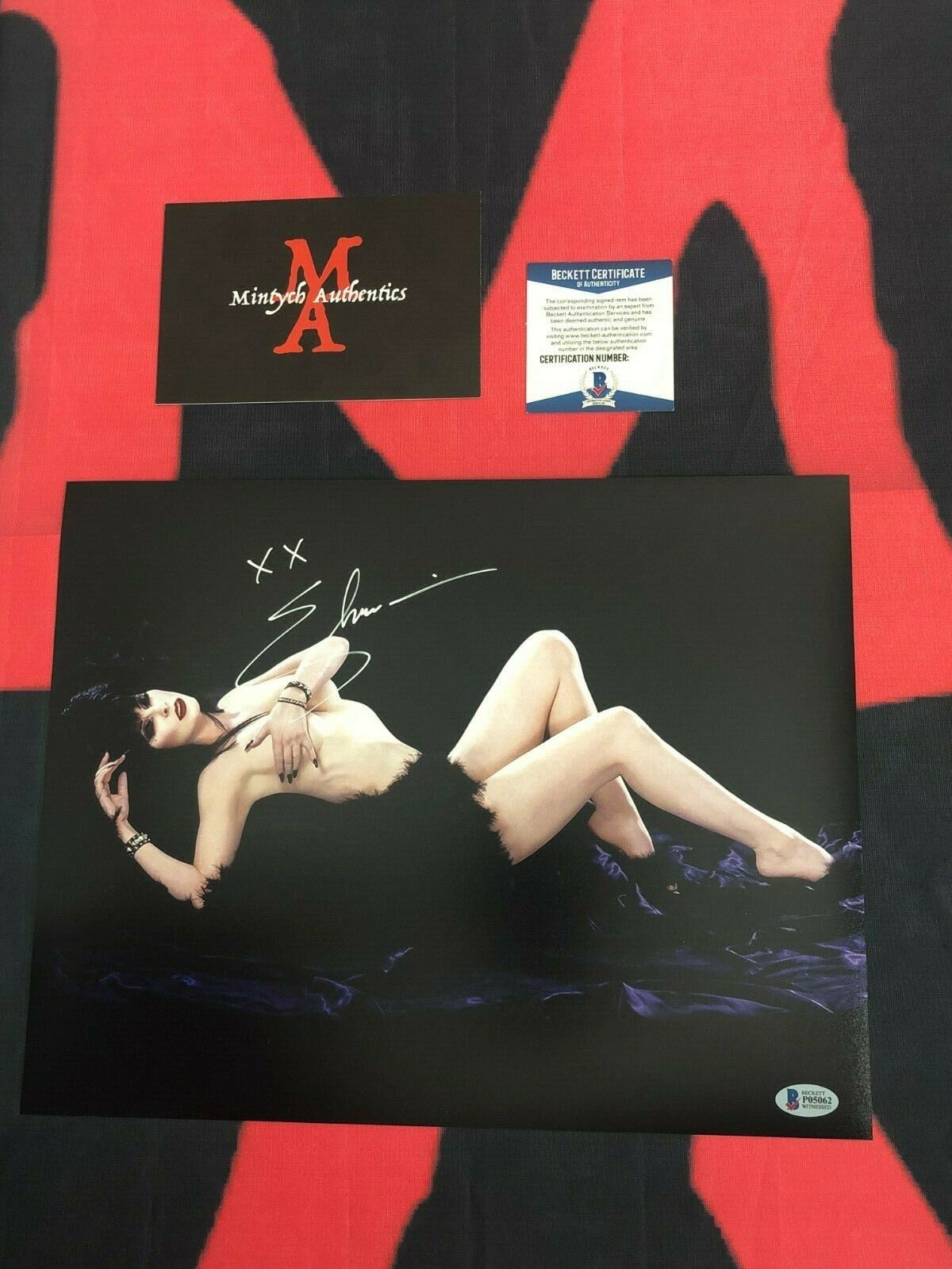 ELVIRA CASSANDRA PETERSON AUTO SIGNED 11x14 Photo Poster painting! BECKETT AUTHENTICATION!