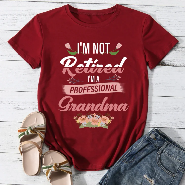 I‘m not retired I'm a professional grandma T-shirt Tee -013566