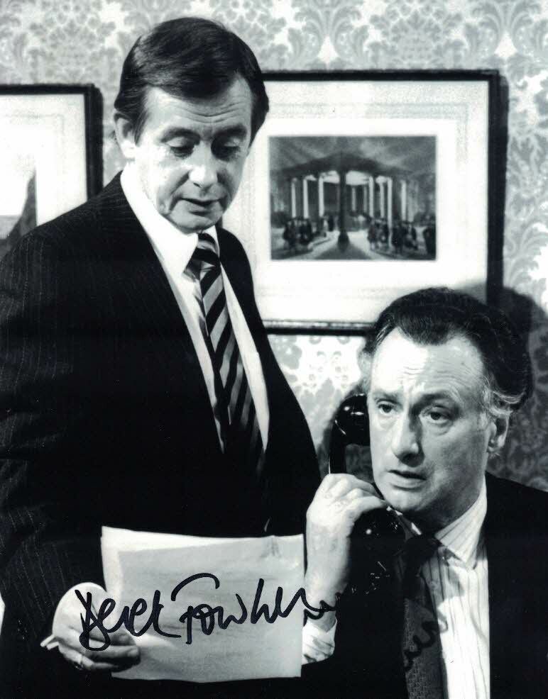 DEREK FOWLDS - Bernard Woolley in Yes Minister hand signed 10 x 8 Photo Poster painting