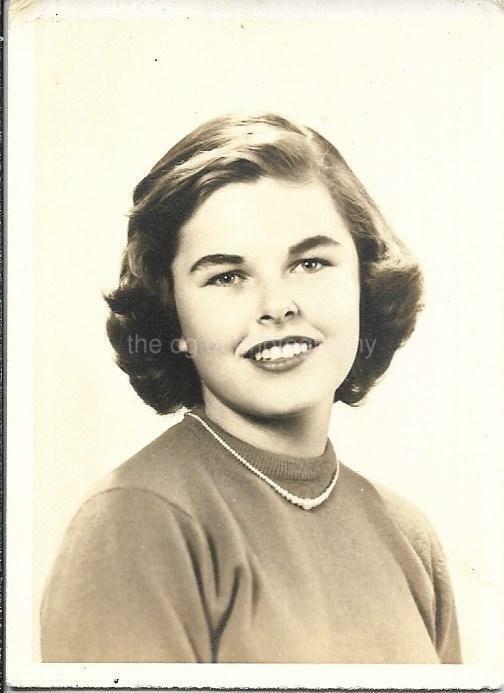 Found Photo Poster paintinggraph bw EARLY 60'S GIRL Original Portrait VINTAGE JD 110 2 A