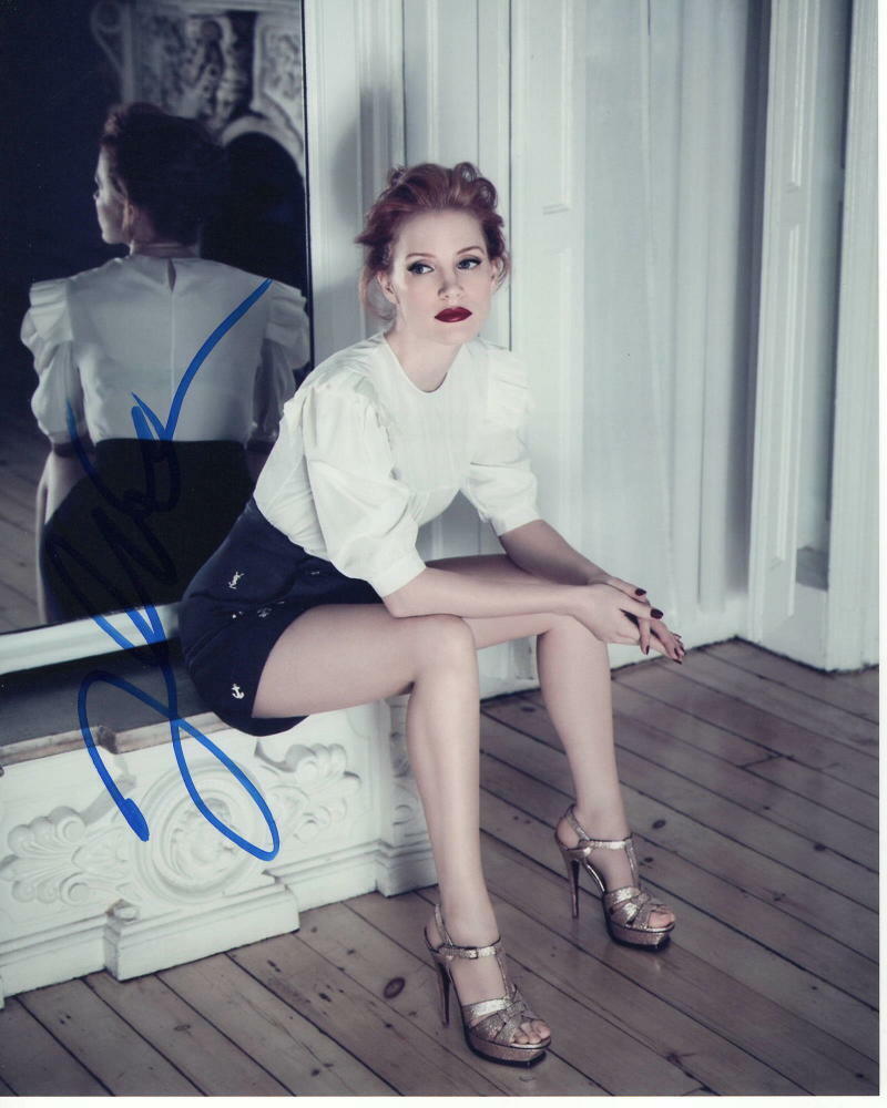 JESSICA CHASTAIN SIGNED AUTOGRAPH 8X10 Photo Poster painting - SEXY, BOMBSHELL, LEGS, BEAUTY