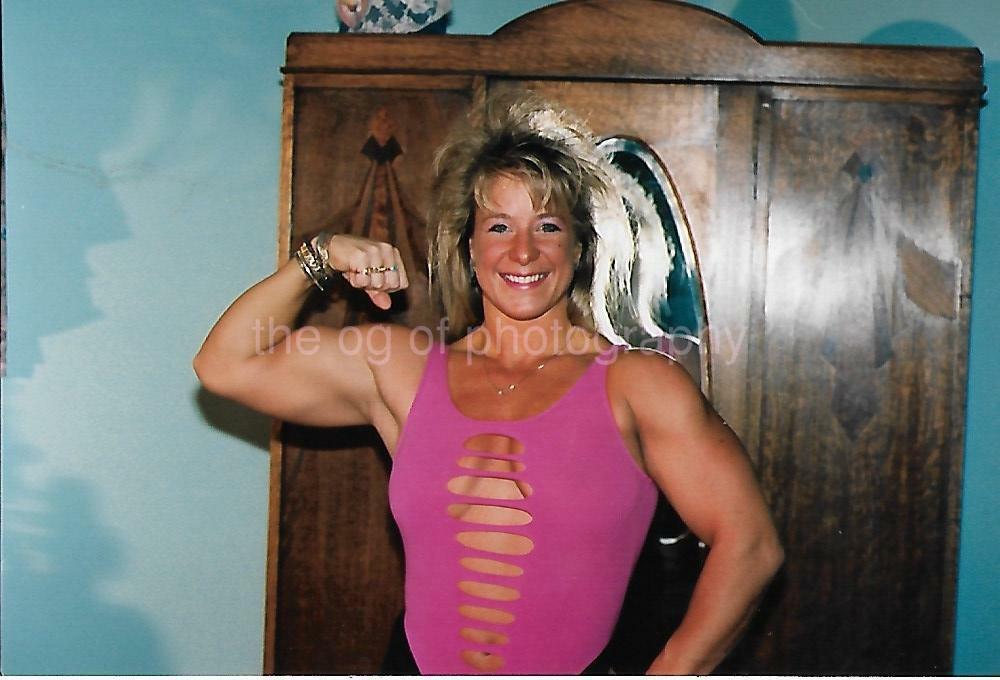 FEMALE BODYBUILDER 80's 90's FOUND Photo Poster painting Color MUSCLE GIRL Original EN 21 64 O