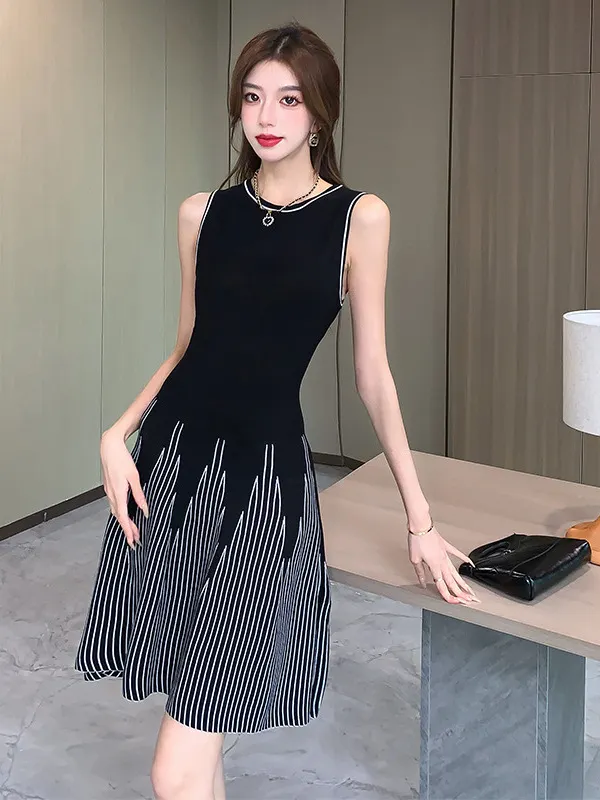 Uveng Real-Life French Style Sleeveless Knitted Dress A-Shaped Skirt With A Slim Waistcoat In Summer
