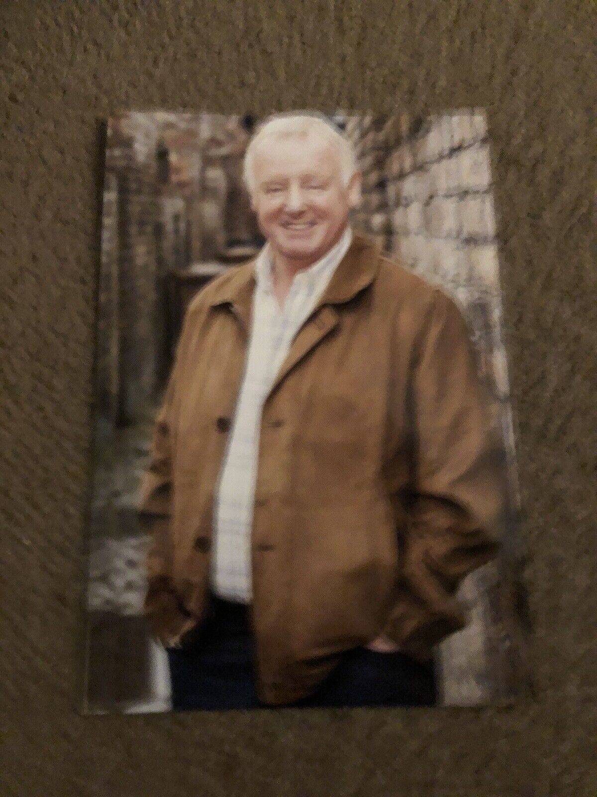 LES DENNIS (CORONATION STREET) UNSIGNED Photo Poster painting- 6x4”