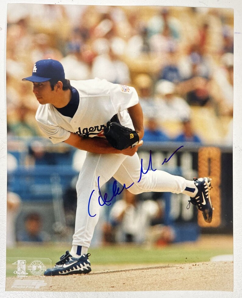 Hideo Nomo Signed Autographed Glossy 8x10 Photo Poster painting Los Angeles Dodgers - COA Matching Holograms