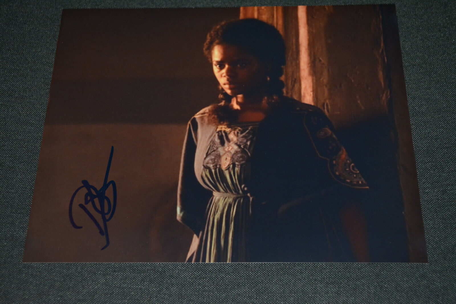 MELODIE WAKIVUAMINA signed autograph In Person 8x10 (20x25 cm) DOMINA Antigone