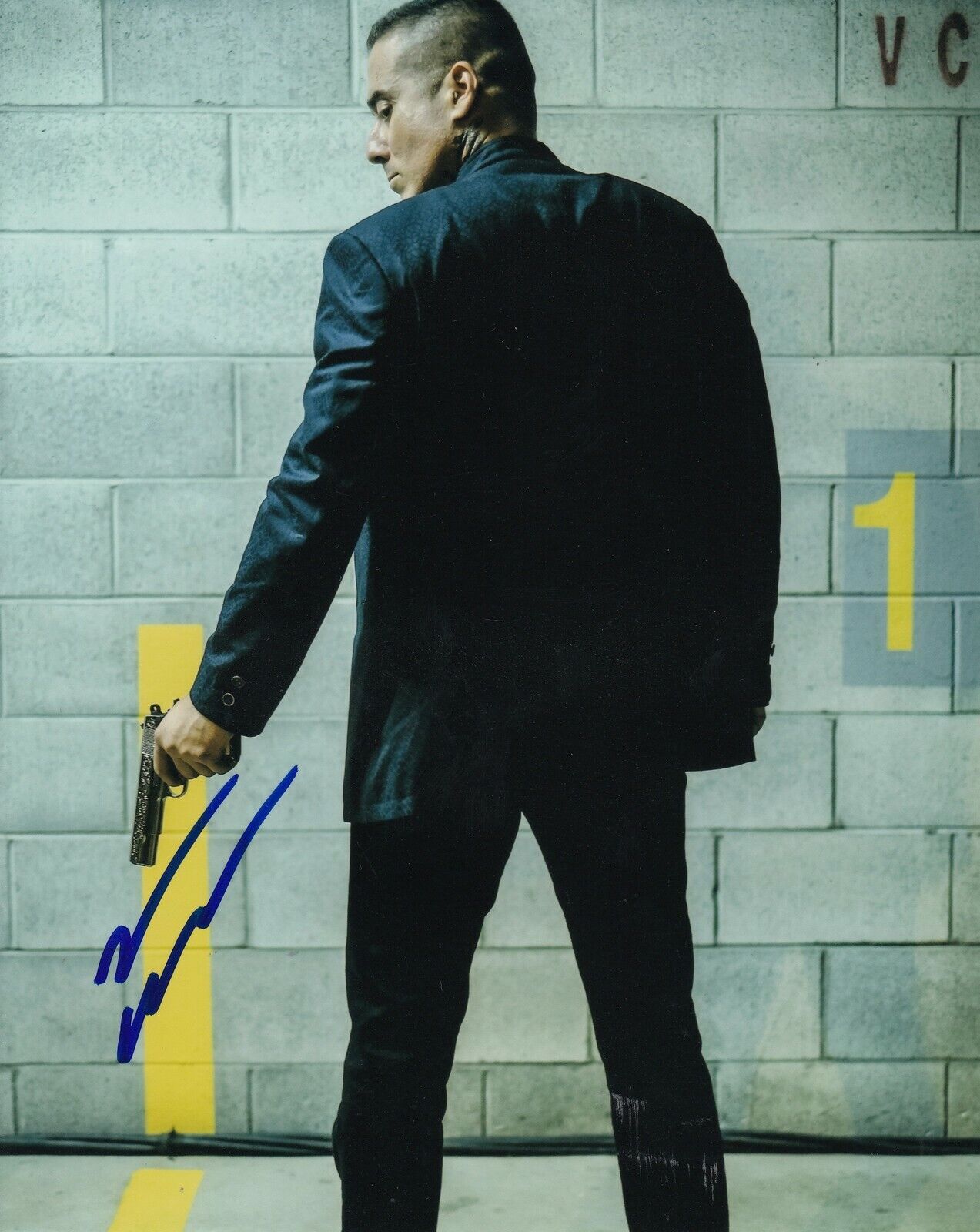 KIRK ACEVEDO signed (ARROW) 8X10 Photo Poster painting *RICARDO DIAZ* autographed W/COA #3