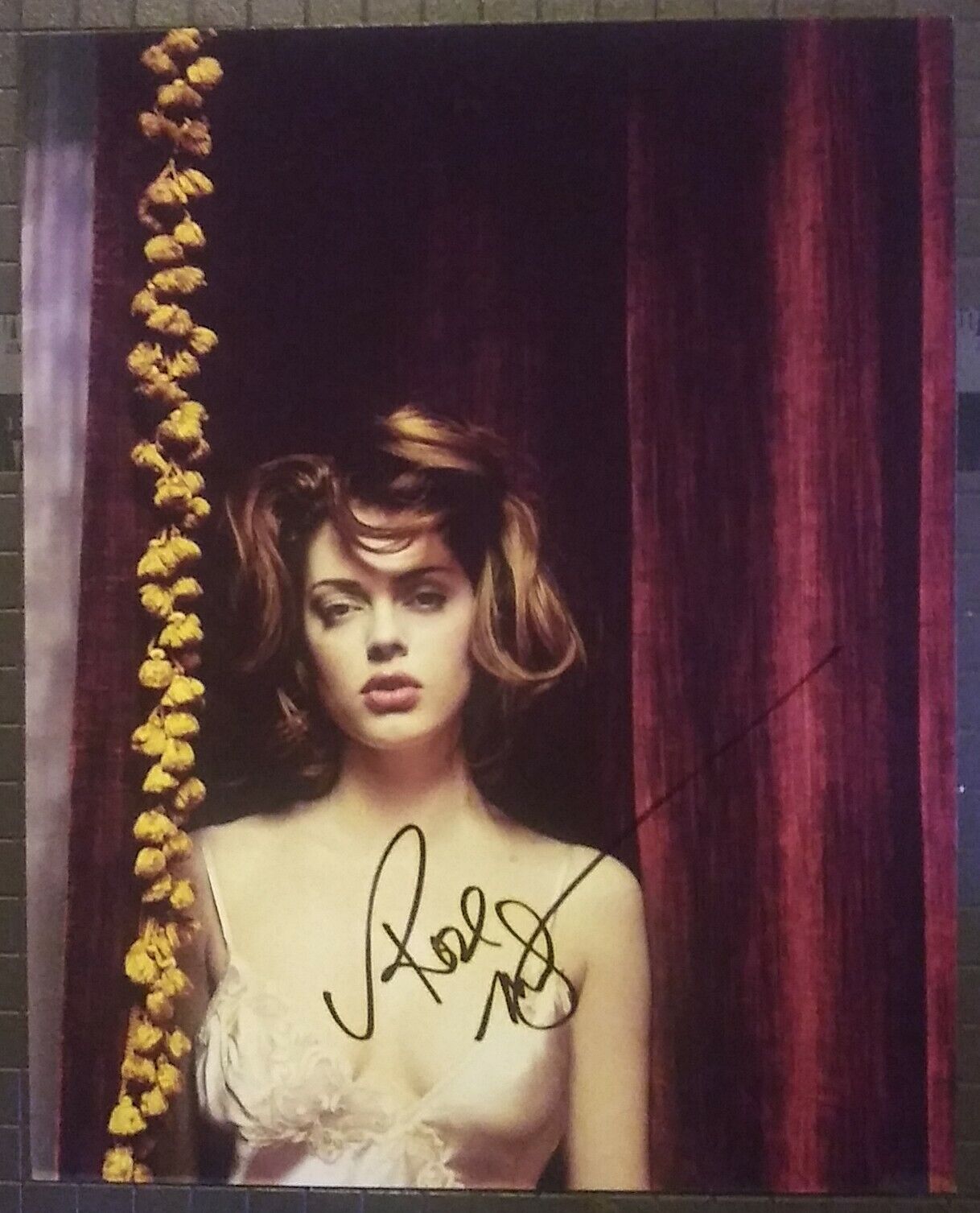 Rose McGowan signed 8x10