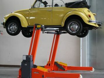 Mobile Finkbeiner FHB3000 lift with classic car VW beetle, versatile to use indoors or outdoors