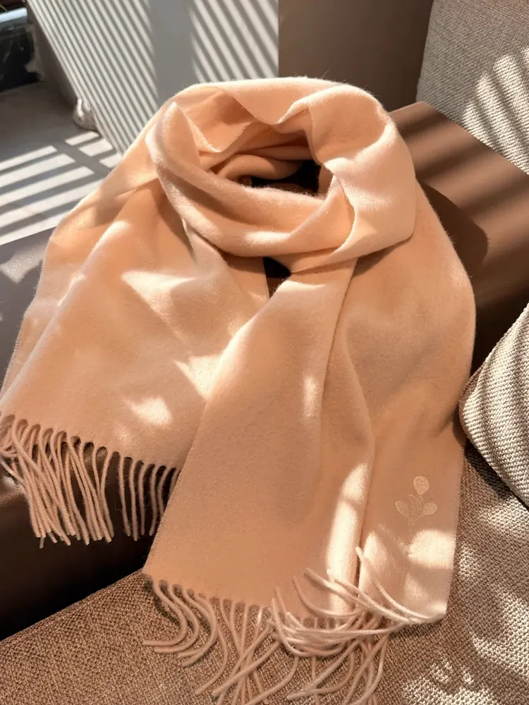 Beige wool scarf with delicate leaf embroidery