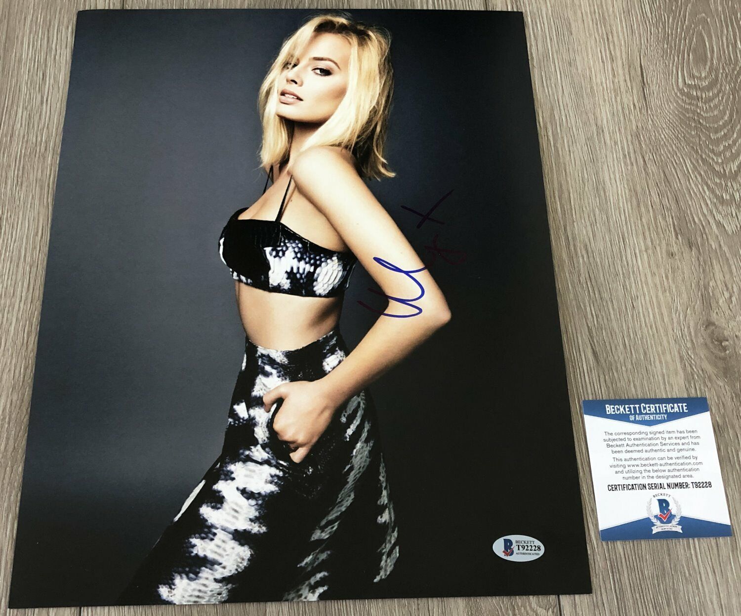 MARGOT ROBBIE SIGNED SUICIDE SQUAD 11x14 Photo Poster painting w/EXACT PROOF & BECKETT BAS COA
