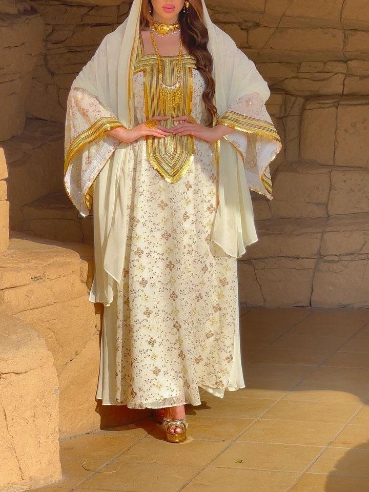 Floral Embroidery Square Neckline Kaftan and Circle Pattern Veil