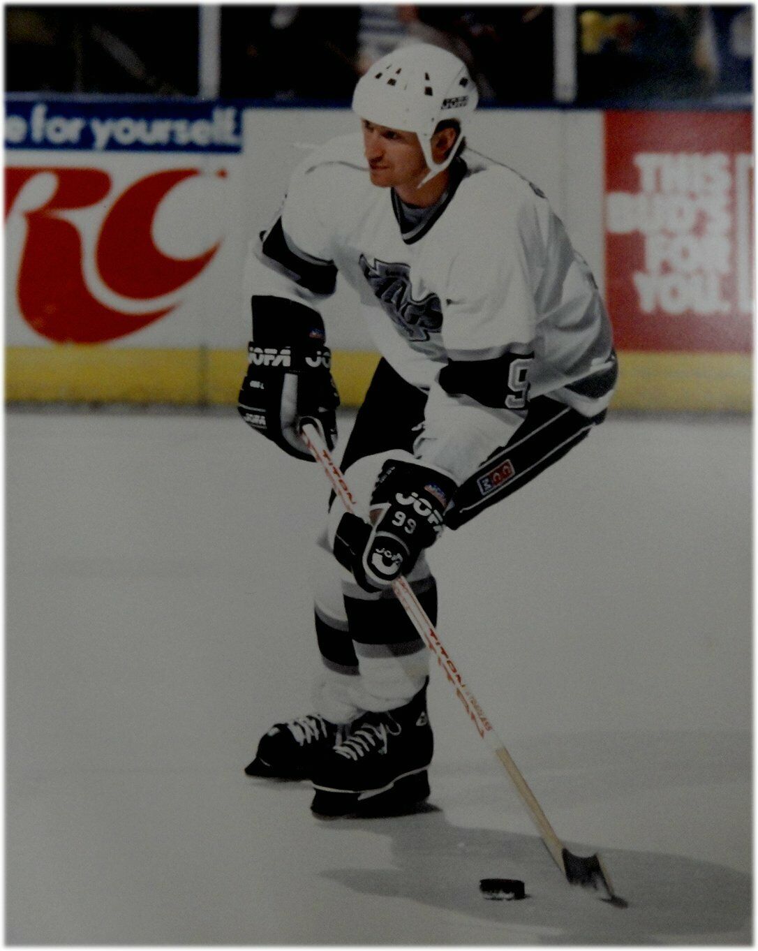 Wayne Gretzky Unsigned 16x20 Photo Poster painting Los Angeles Kings Skating