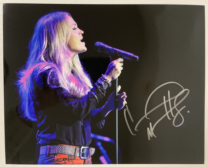 Carrie Underwood Signed Autographed Glossy 8x10 Photo Poster painting - COA Matching Holograms