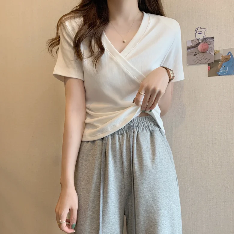 Uveng Uveng V-Neck Short-Sleeved T-Shirt Women 2024 Summer New Design Sense Slim Slim Short Students Slim Jacket Tide