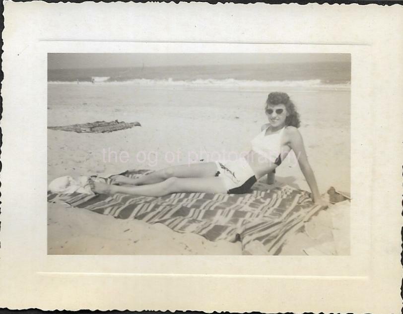 Vintage FOUND Photo Poster paintingGRAPH bw BEACH GIRLS Original Snapshot JD 19 42 YY