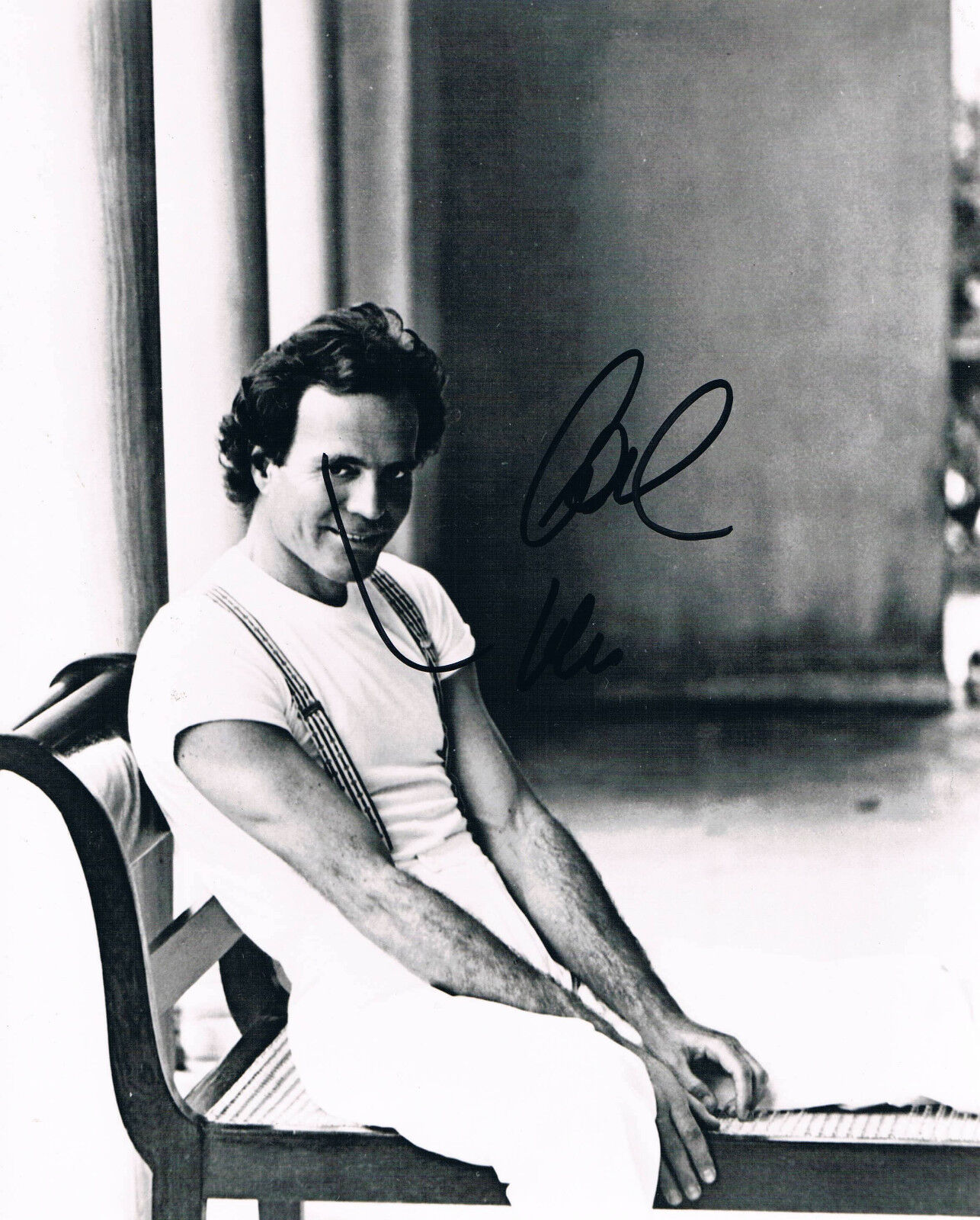 Julio Iglesias 1943- genuine autograph 8x10