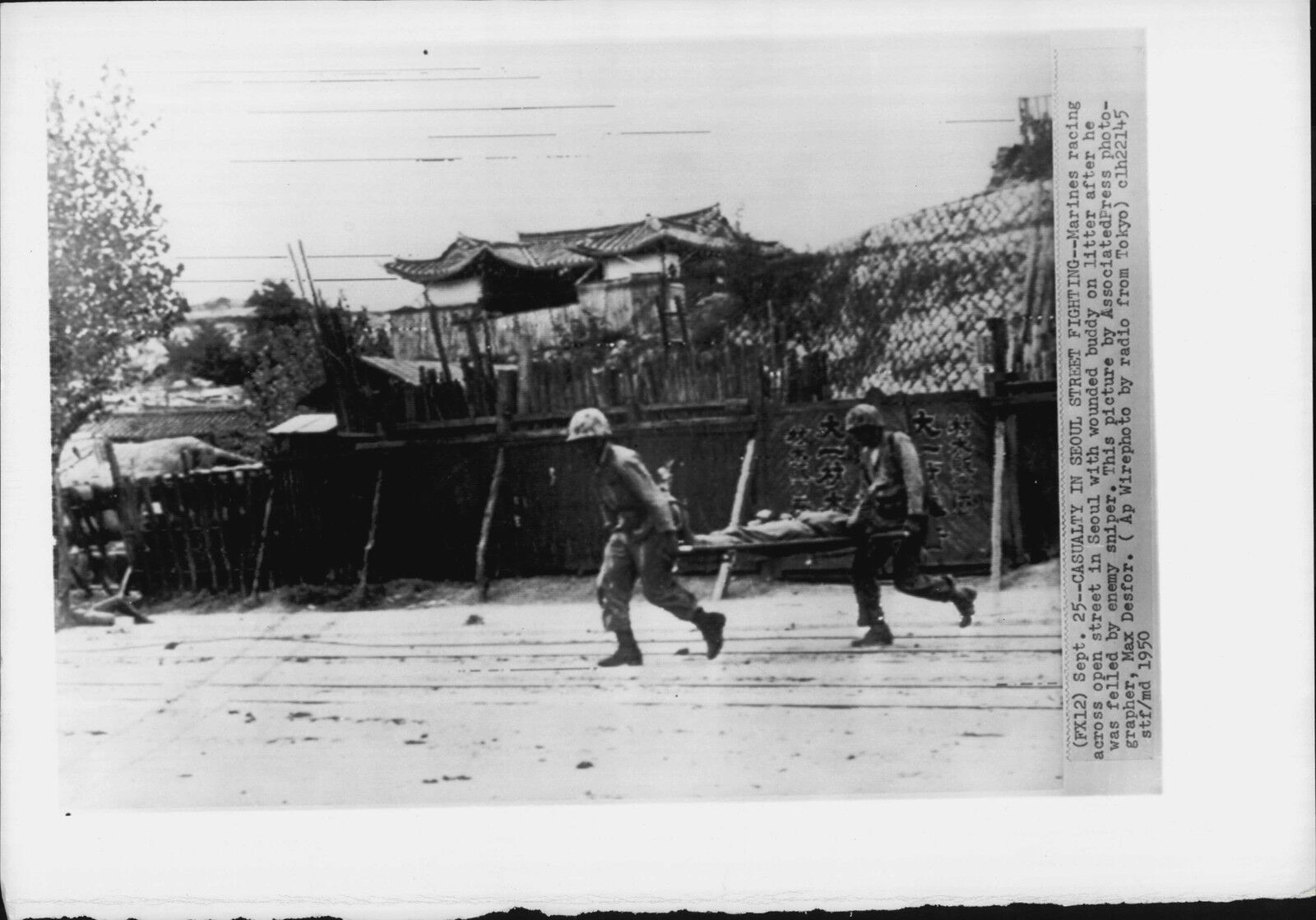 Korea War US Marines Carry Wounded Buddy in Seoul 1950 Press Photo Poster painting