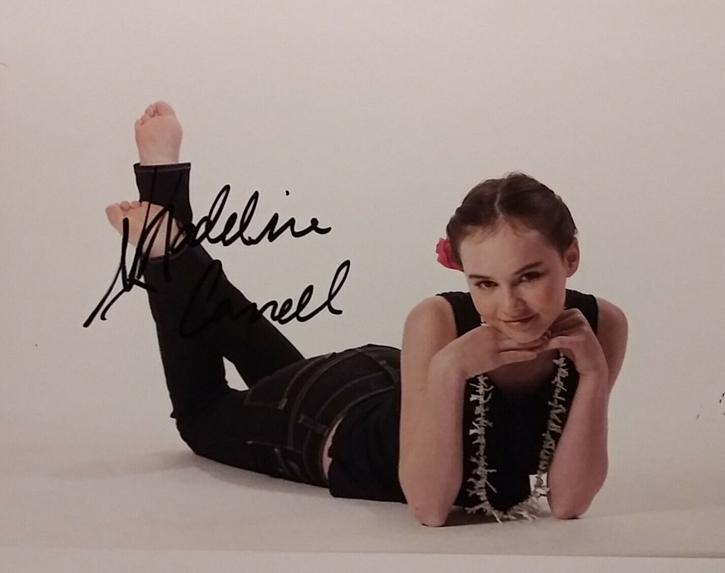 Madeline Carroll signed 8x10