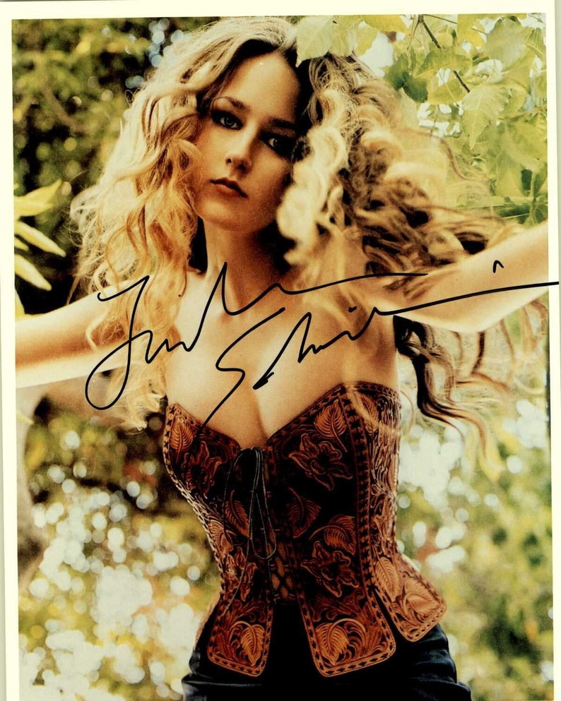 Leelee Sobieski Signed Autographed Glossy 8x10 Photo Poster painting - COA Matching Holograms