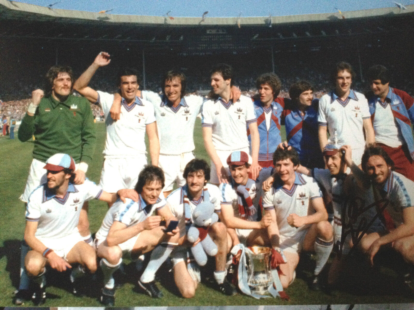 GEOFF PIKE - WEST HAM UNITED LEGEND - STUNNING SIGNED COLOUR WEMBLEY Photo Poster painting