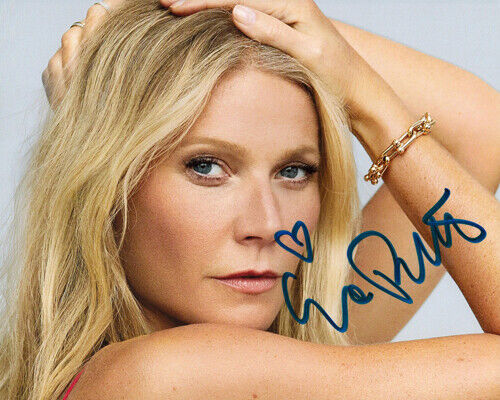 Autographed Photo Poster painting Gwyneth Paltrow Signed 8 x 10