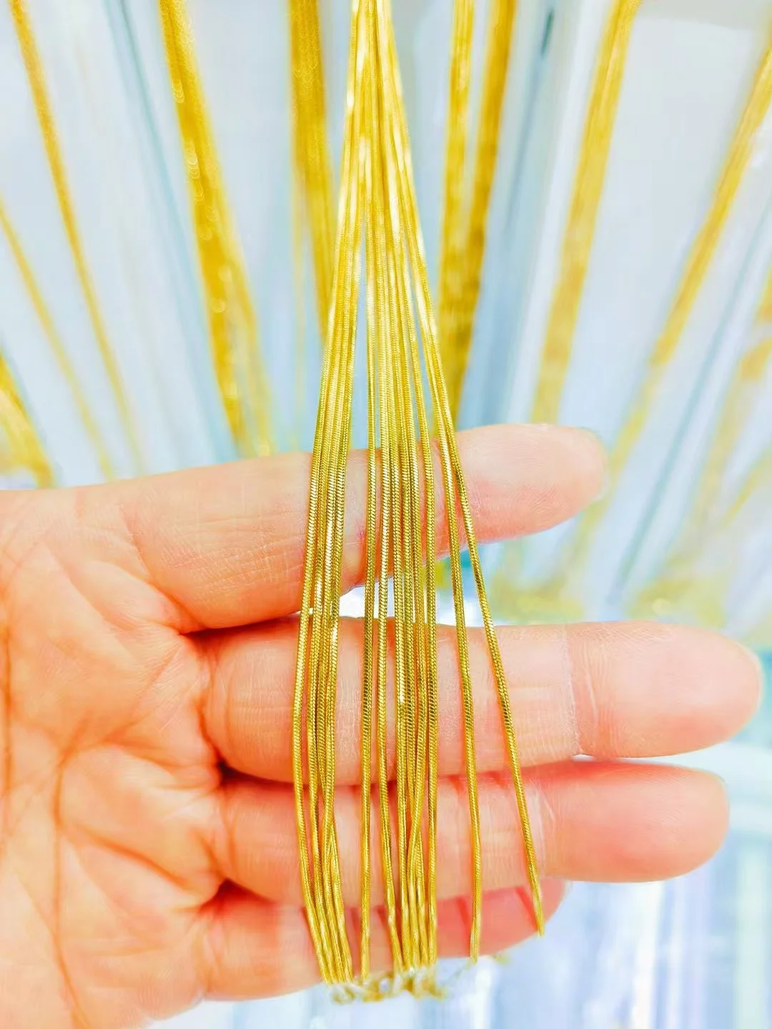 Interchangeable chains that can be worn as a minimalist necklace.