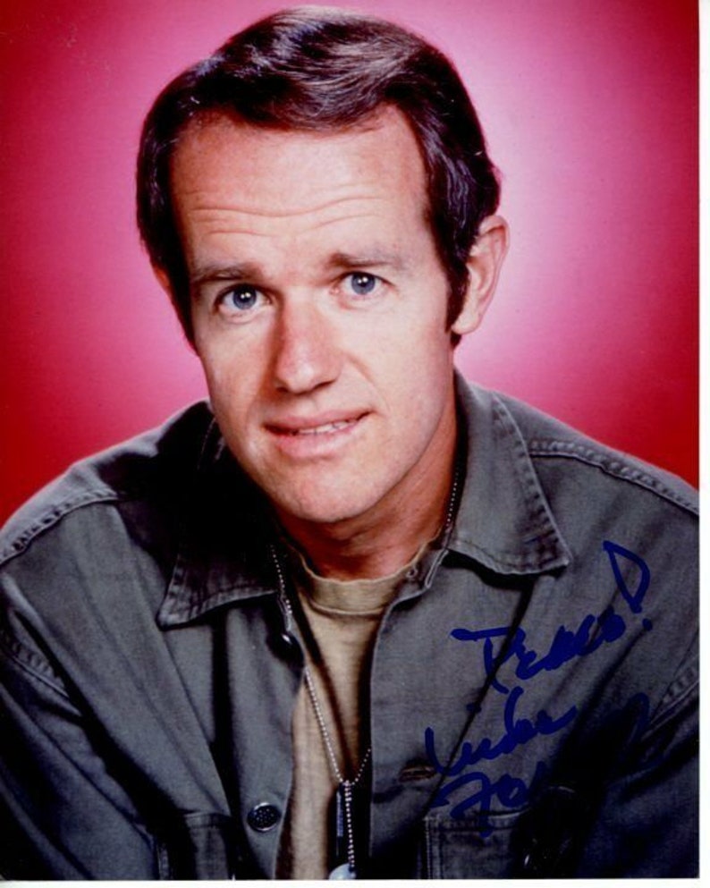 Mike farrell signed autographed m*a*s*h* captain b.j. hunnicut Photo Poster painting