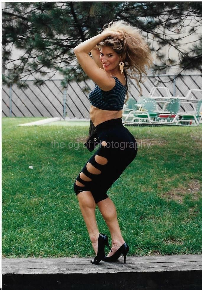 FITNESS MODEL 80's 90's FOUND Photo Poster painting Color MUSCLE WOMAN Original EN 17 24 D