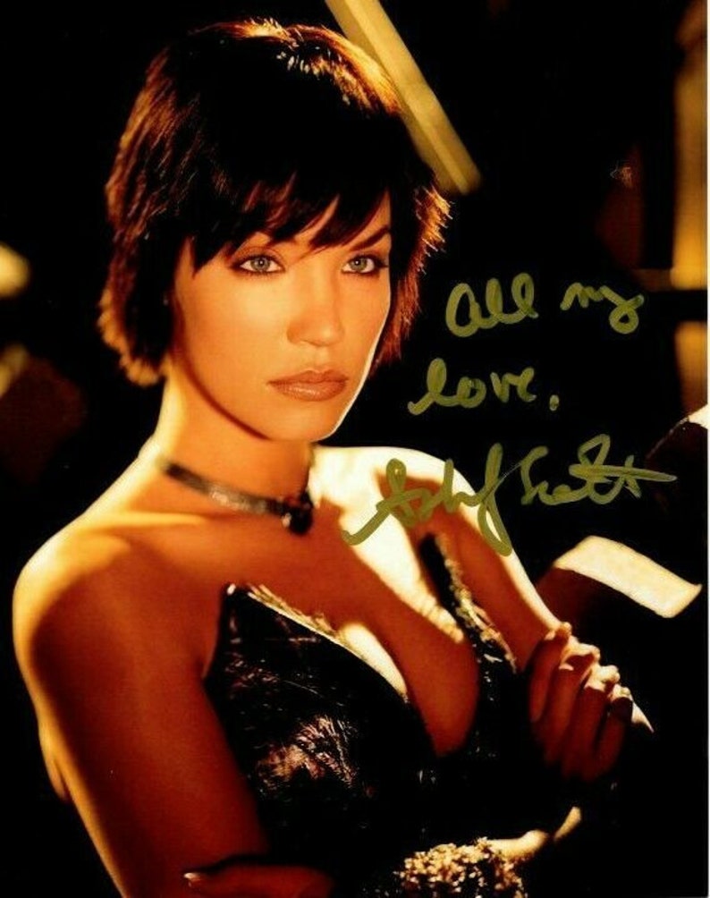 Ashley scott signed birds of prey huntress helena kyle 8x10 Photo Poster painting